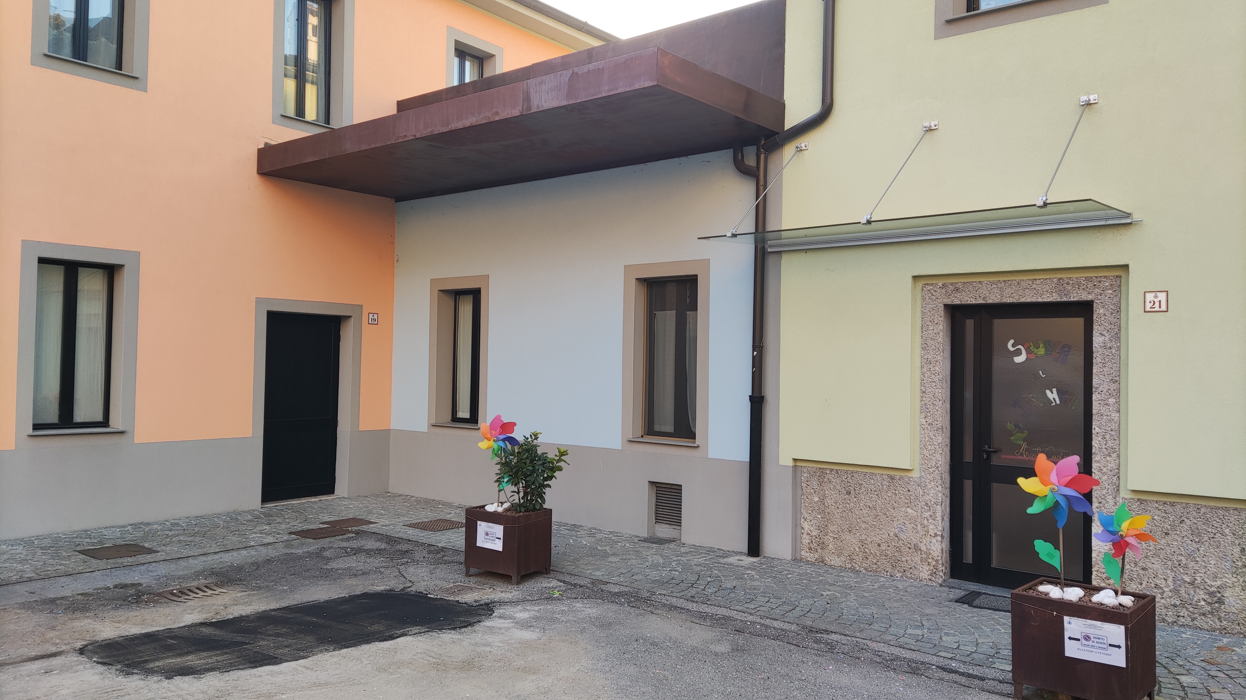 L'edificio scolastico sito in piazza Papa Giovanni XXIII adibito a scuola dell'infanzia è di gestione comunale