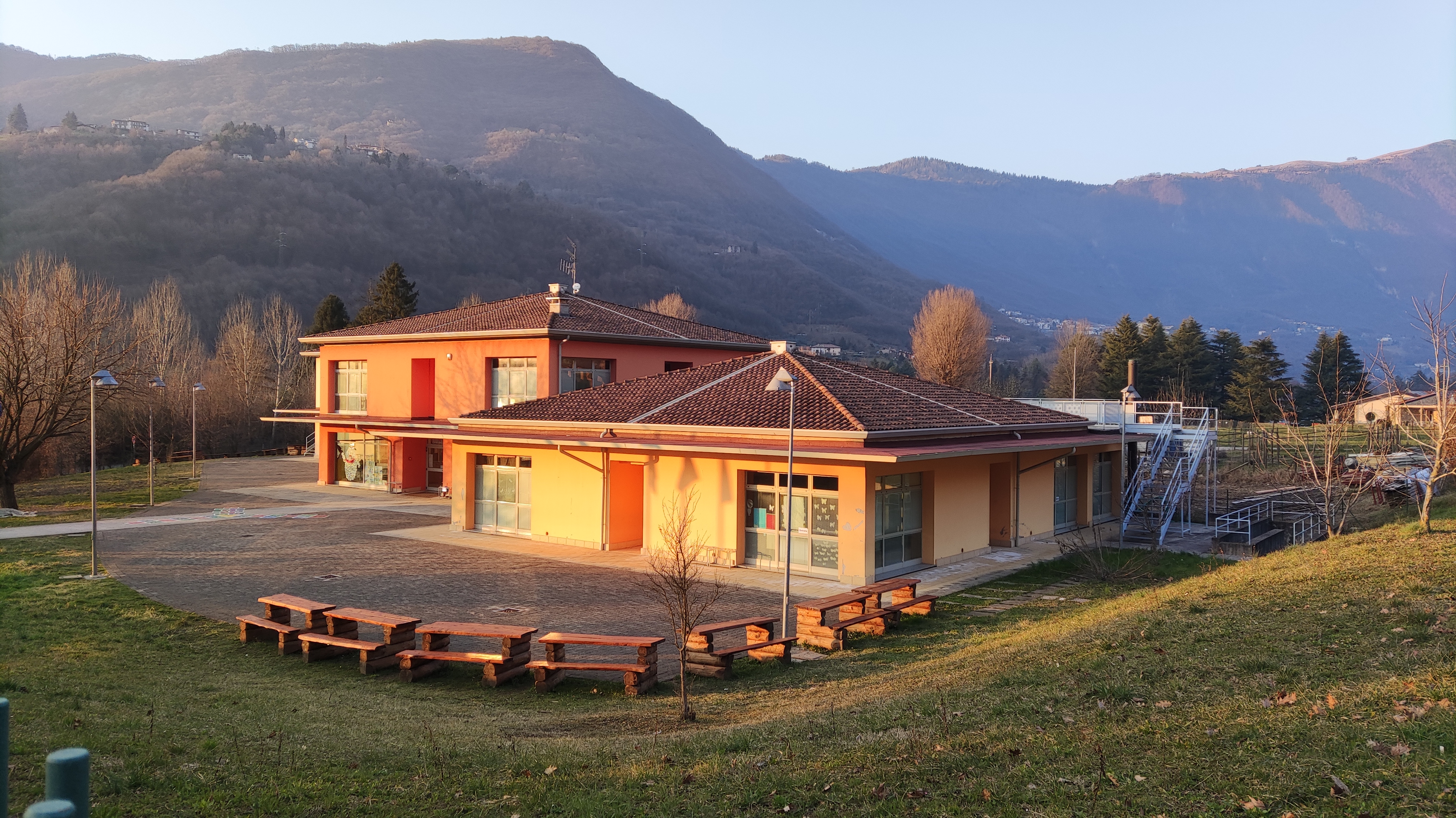 L'edificio ubicato in via dei Casai adibito a scuola primaria è fruito in convenzione con i comuni di Spinone al Lago e Ranzanico